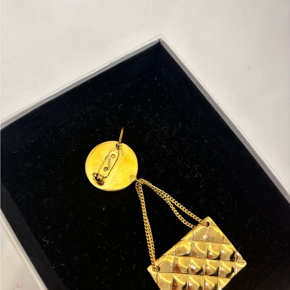 CHANEL Gold Quilted Bag Brooch with Chain coin round cc logo - Picture 4 of 4